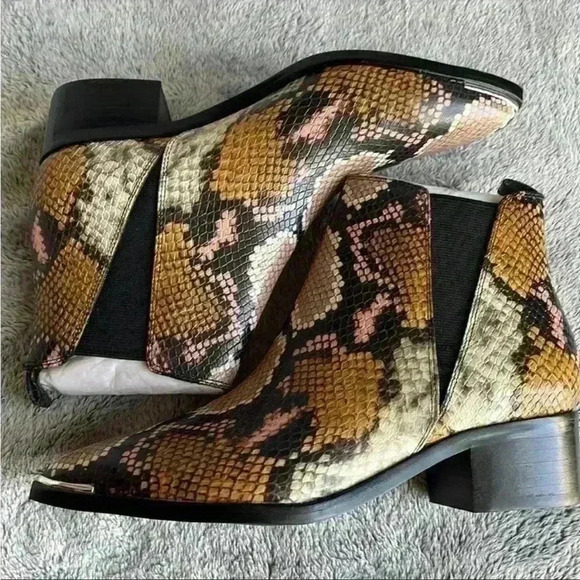Marc Fisher Yale Chelsea Boot in Snake Embossed Size 5.5 NIB - Picture 10 of 12